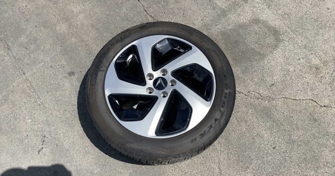 23-26 VinFast VF Tire Alloy Wheel Rim w/ 225/55R19 Local pickup Only 23-26 VinFast VF Tire Alloy Wheel Rim w/ 225/55R19 Local pickup Only
