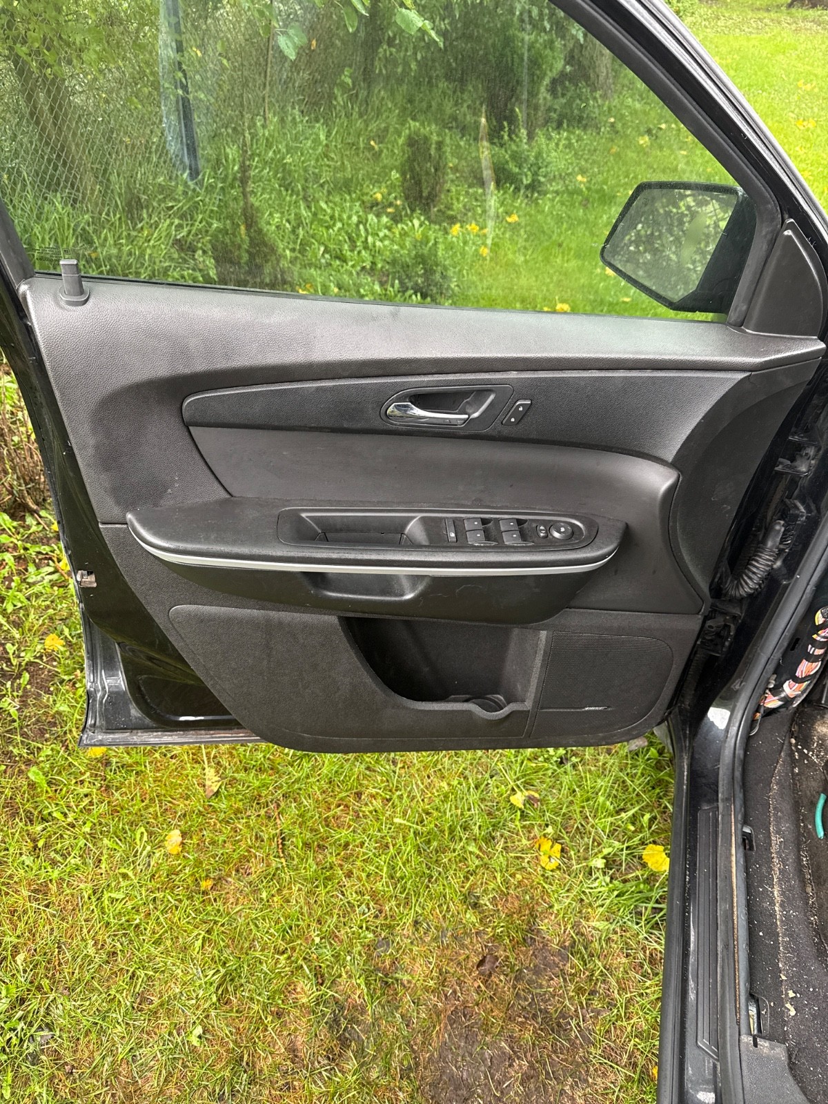 2007 2011 2012 2013 GMC Acadia LH Ebony Front Door Panel For Bose Speaker System 2007 2011 2012 2013 GMC Acadia LH Ebony Front Door Panel For Bose Speaker System