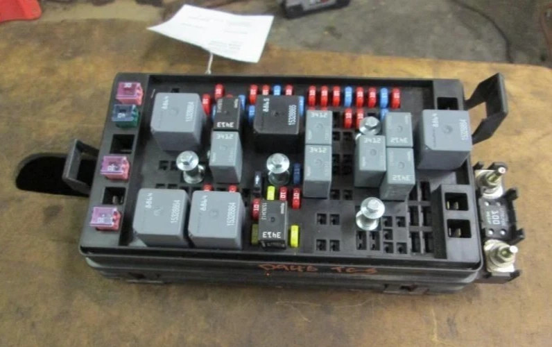 2004-2006 Chevy Colorado GMC Canyon Engine Fuse Box Assembly OEM