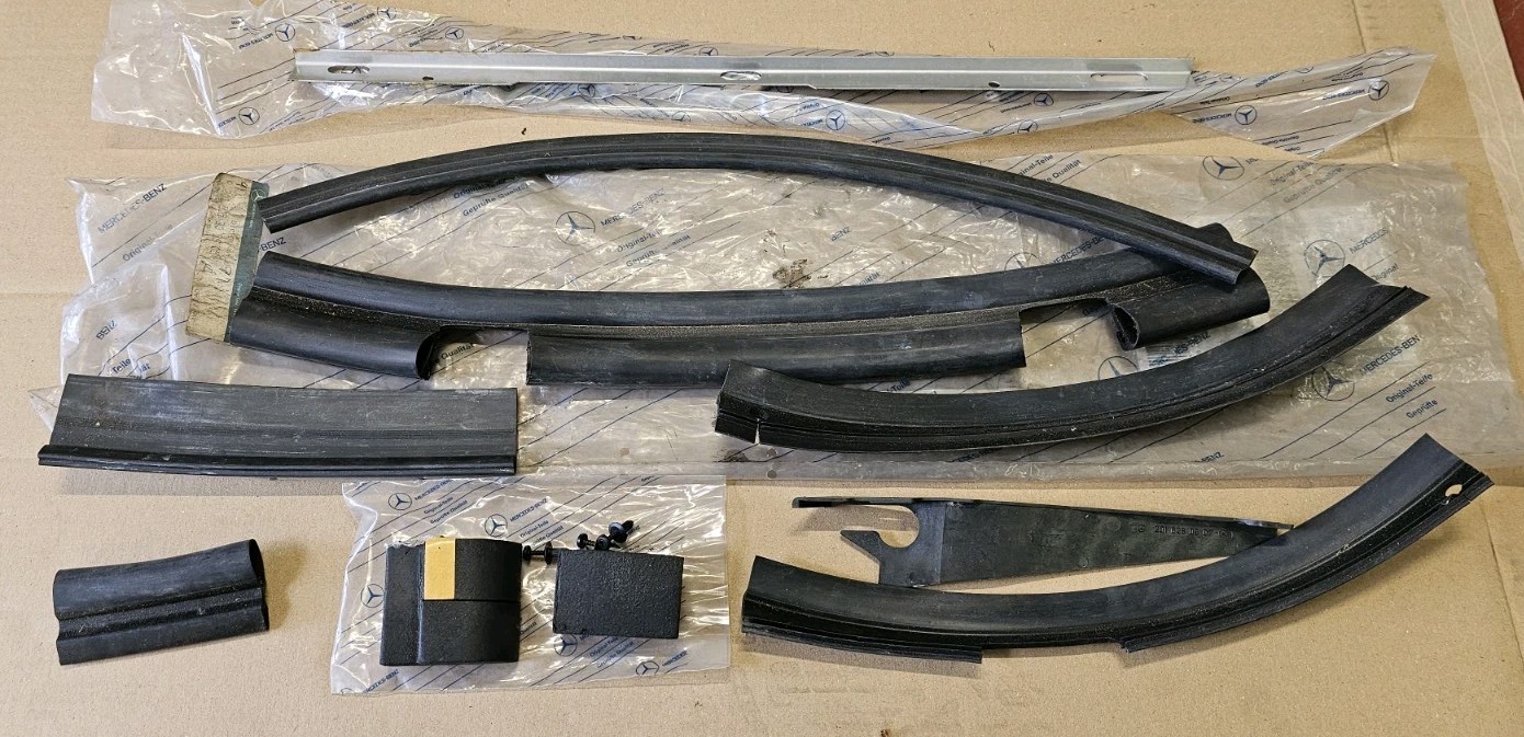 NOS Mercedes W201 190E Radiator Lower Boot Installation Seal Kit 201-505-56-86 NOS Mercedes W201 190E Radiator Lower Boot Installation Seal Kit 201-505-56-86