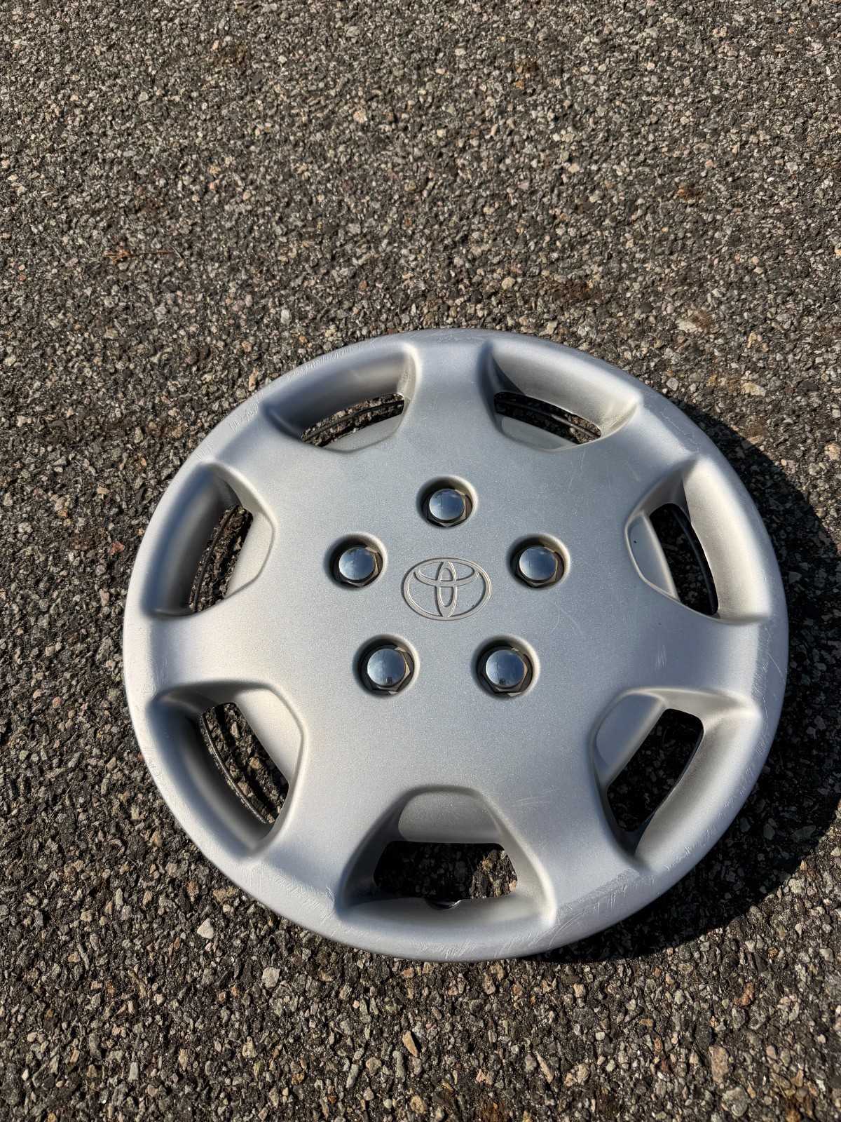 One factory 1991 to 1994 Toyota Camry 14 inch hubcap wheel cover 42621-06020 One factory 1991 to 1994 Toyota Camry 14 inch hubcap wheel cover 42621-06020
