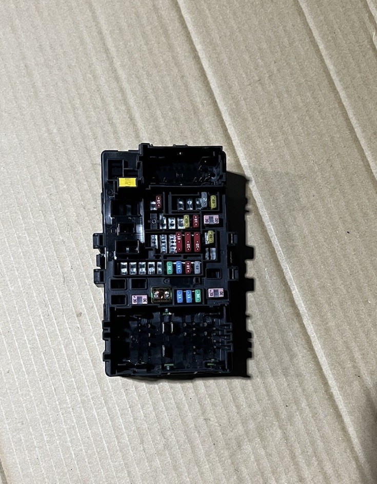 16-20 CHEVROLET GMC INTERIOR CABIN FUSE RELAY JUNCTION BOX BLOCK OEM 718845576 16-20 CHEVROLET GMC INTERIOR CABIN FUSE RELAY JUNCTION BOX BLOCK OEM 718845576
