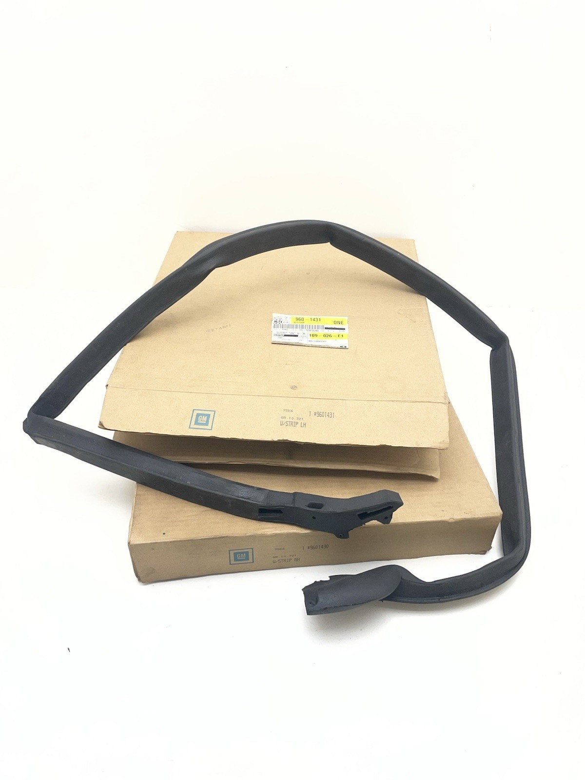 1973 1977 Pontiac Grand Prix NOS GM Roof Rail Weatherstrips Pair 9629699 9629698 1973 1977 Pontiac Grand Prix NOS GM Roof Rail Weatherstrips Pair 9629699 9629698