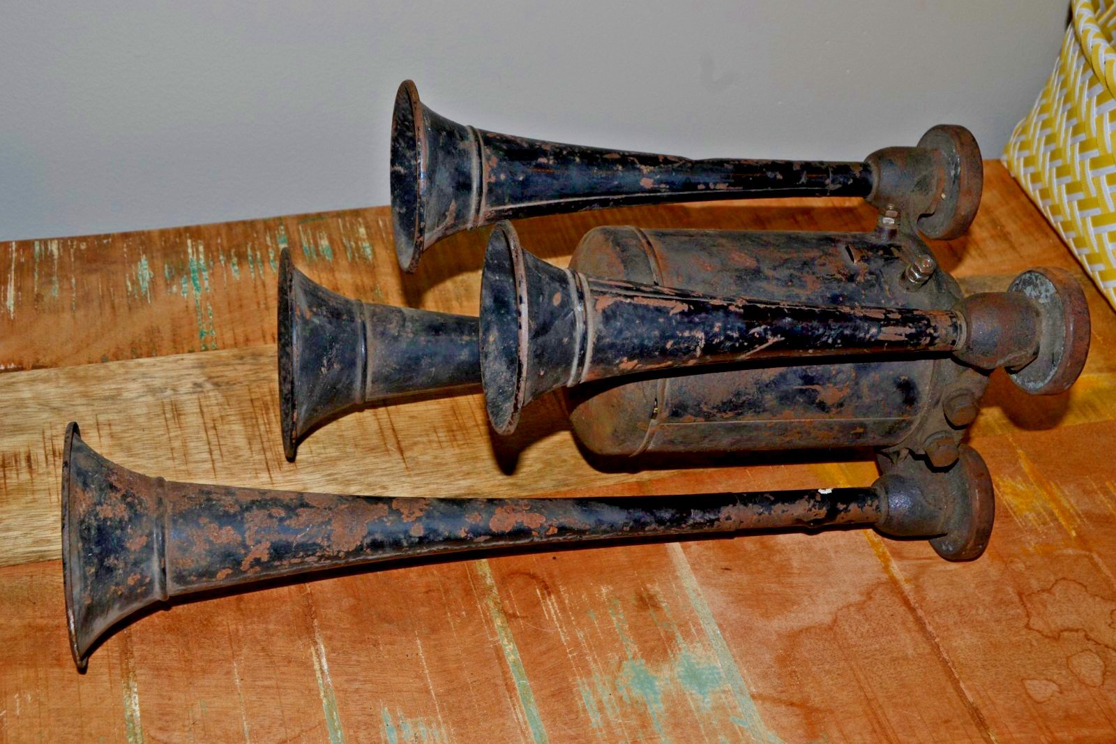 Circa 1920’s-30’s Sparton 6 Volt Model 195 4-Trumpet Musical Horn Circa 1920’s-30’s Sparton 6 Volt Model 195 4-Trumpet Musical Horn