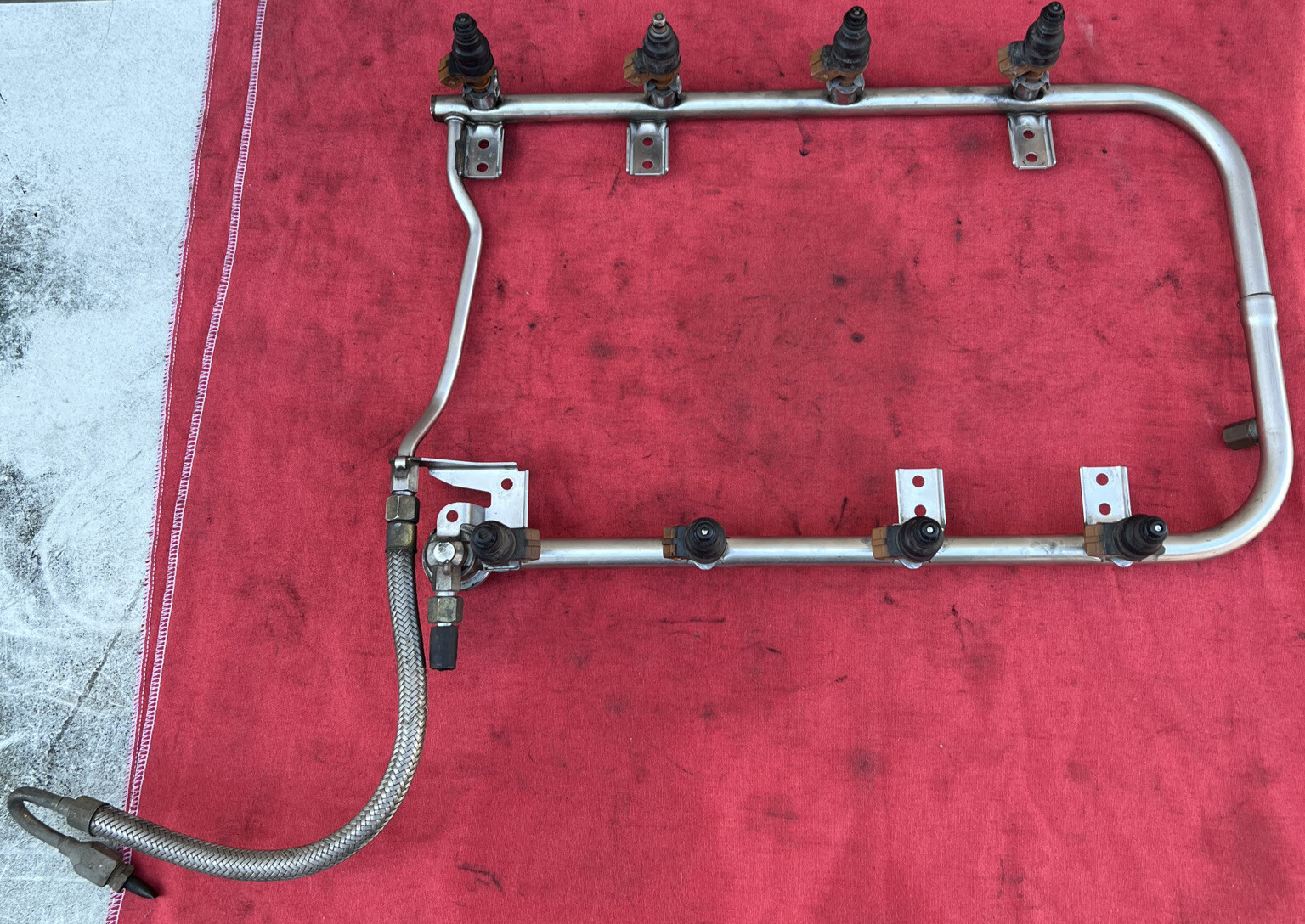 Mercedes early SL500 engine fuel injection fuel OEM 1 RAIL 1190700895 Mercedes early SL500 engine fuel injection fuel OEM 1 RAIL 1190700895