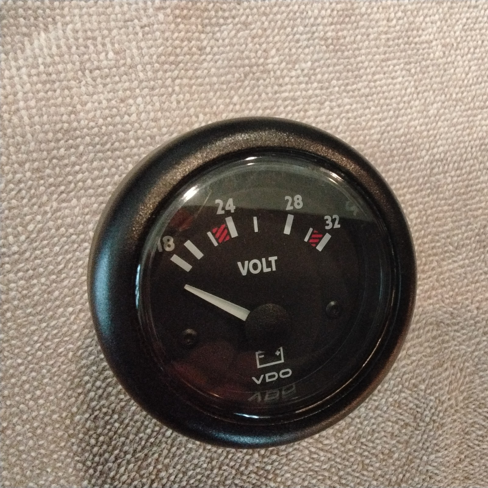 VDO  Ocean Line 32 Volt Gauge, carbon Face Black 18-32 volts