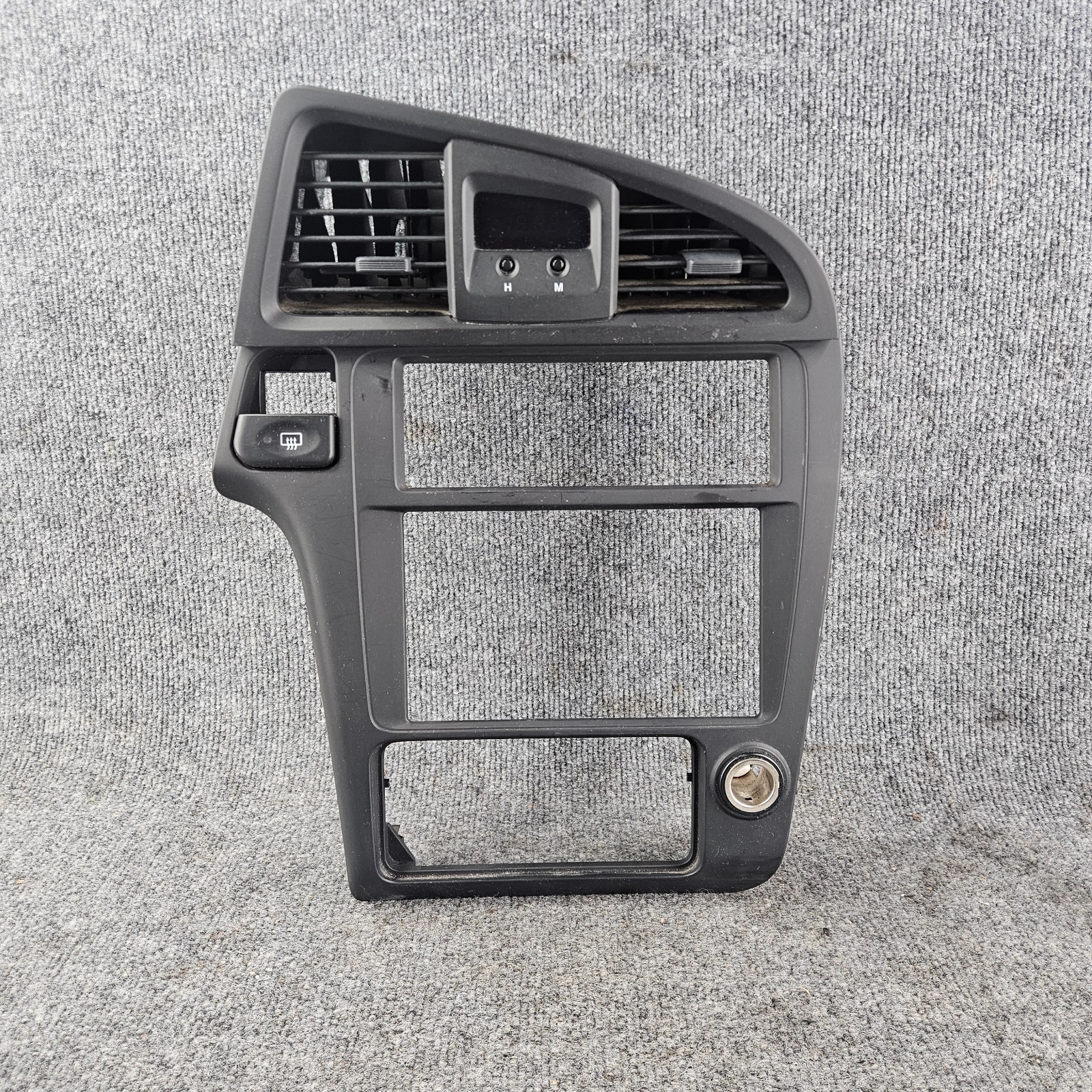2000 - 2004 Nissan Pathfinder dash radio bezel Center Trim vent clock OEM BLACK 2000 - 2004 Nissan Pathfinder dash radio bezel Center Trim vent clock OEM BLACK
