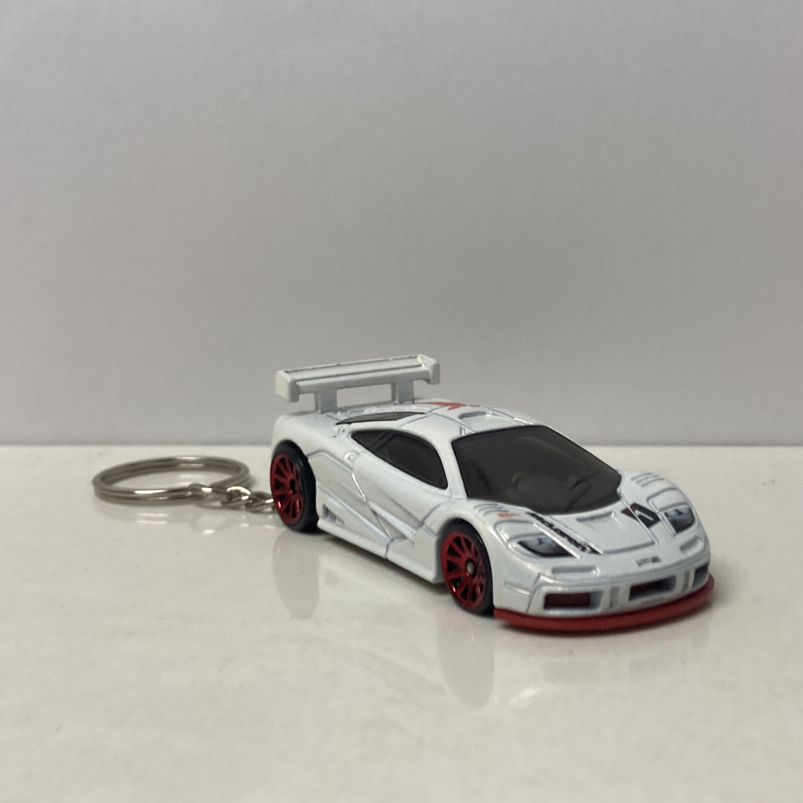 RARE KEY CHAIN WHITE MCLAREN F1 GTR CUSTOM LIMITED EDITION 1995 1996 RARE KEY CHAIN WHITE MCLAREN F1 GTR CUSTOM LIMITED EDITION 1995 1996