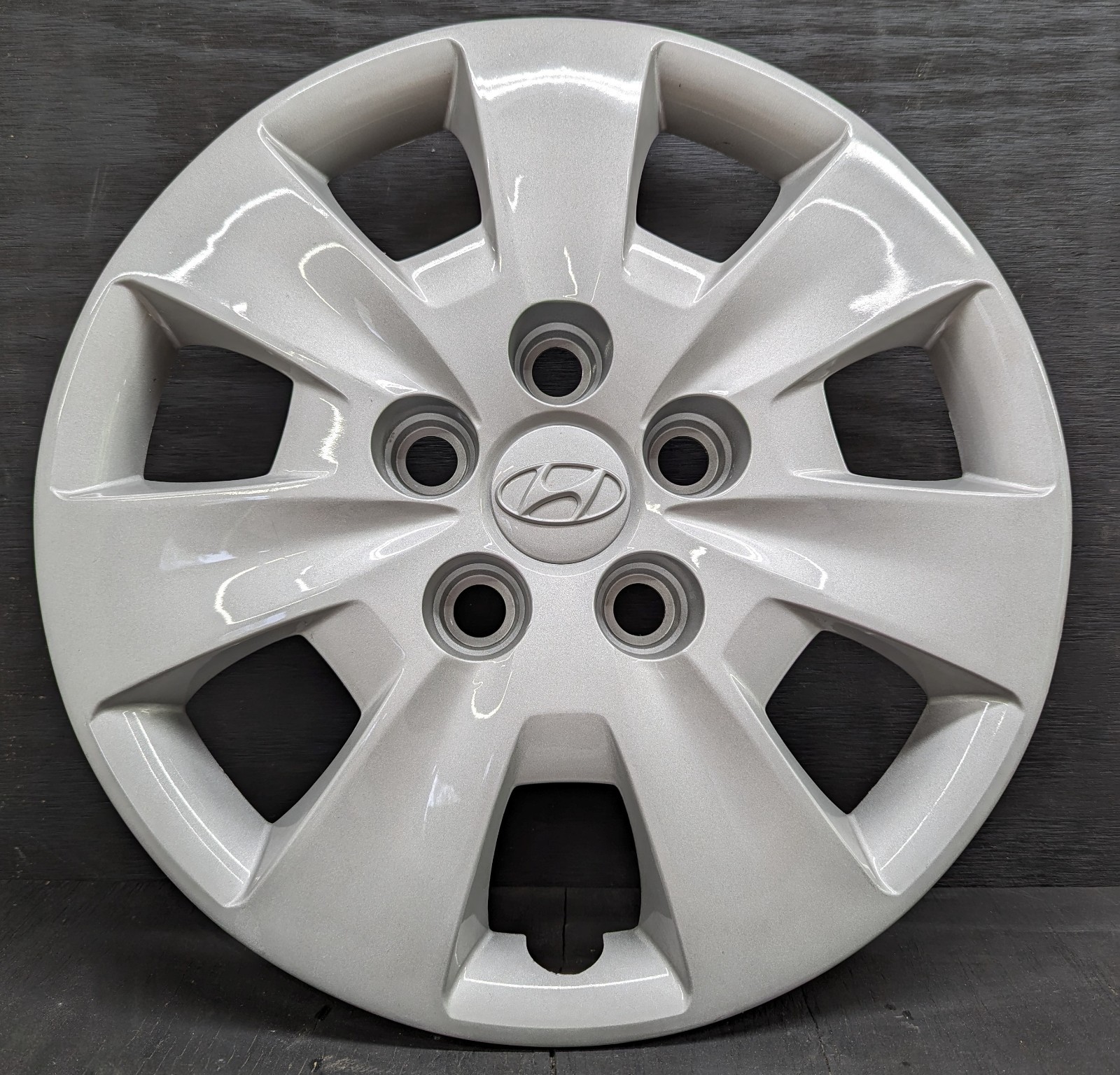 HYUNDAI ELANTRA 55562 15” Hubcap BOLT-ON OEM Silver 2009 2010 2011 2012