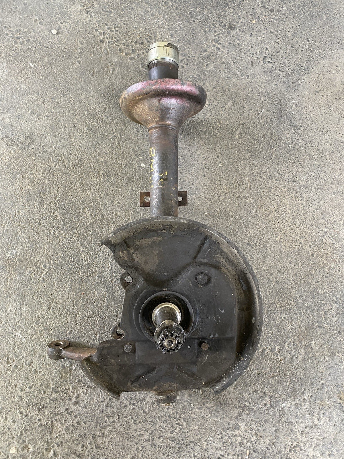 1967-1976 BMW 2002 Right Front McPherson Strut Shock Housing/spindle/knuckle 1967-1976 BMW 2002 Right Front McPherson Strut Shock Housing/spindle/knuckle