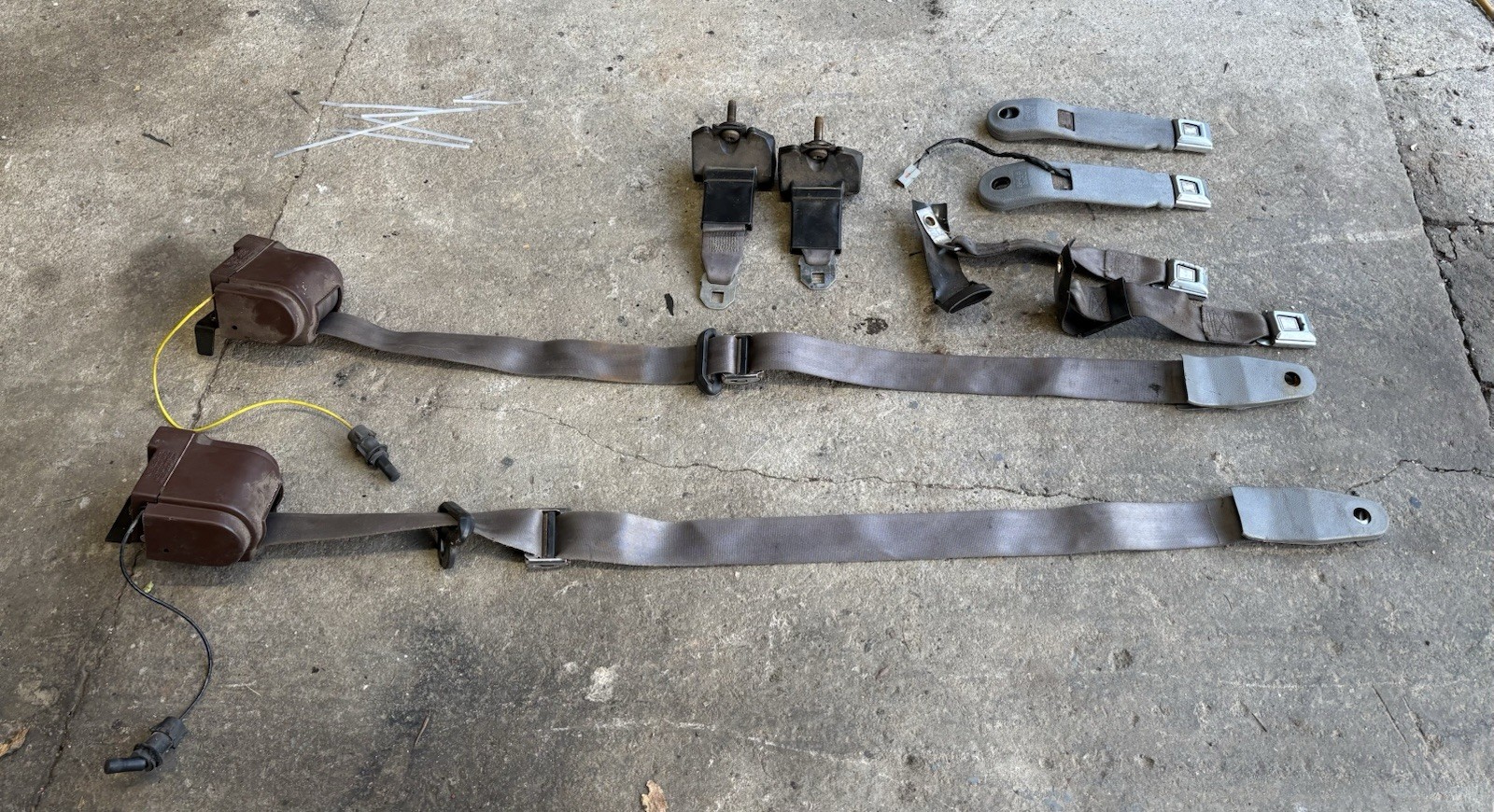 1983-1993 Ford Mustang 5.0L GRAY OEM rear Seat belts LX GT Convertible 1983-1993 Ford Mustang 5.0L GRAY OEM rear Seat belts LX GT Convertible