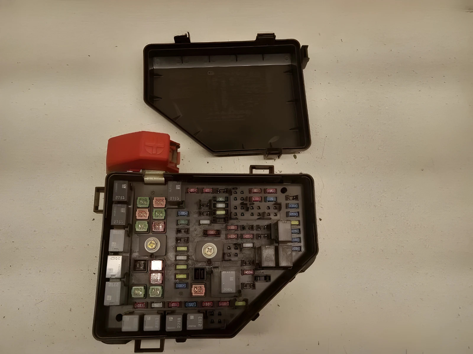 2013-2014 Chevrolet Traverse Engine Fuse Box Assembly OEM
