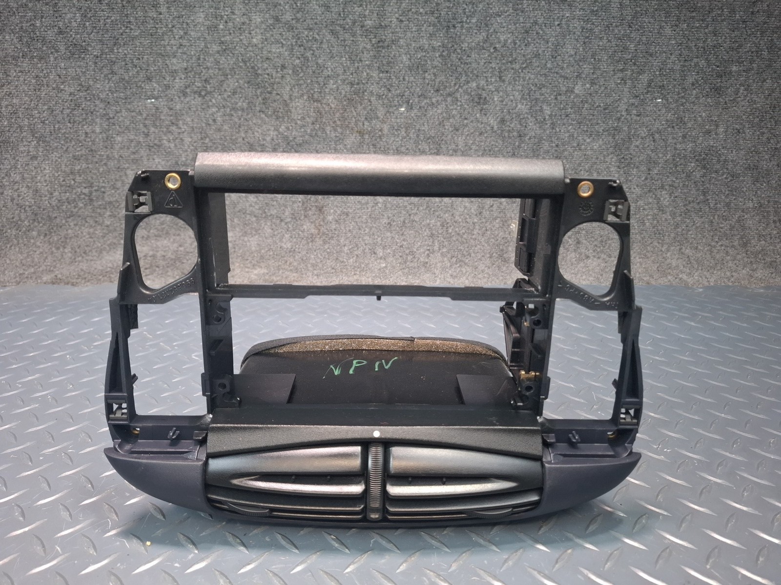 2000-2001 PORSCHE 911 CARRERA 996 DASH FRONT AIR VENT GRILLE W RADIO BRACKET
