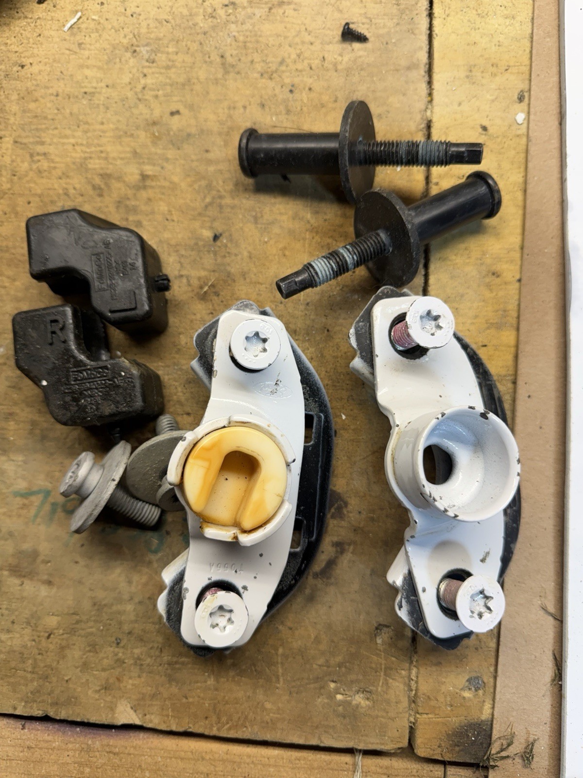 2017-2022 Ford F-250 F-350 Tailgate Hinge Pivot Roller Bracket Pair LH RH OEM 2017-2022 Ford F-250 F-350 Tailgate Hinge Pivot Roller Bracket Pair LH RH OEM