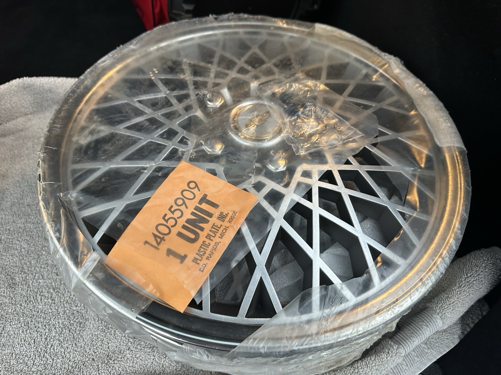 NOS GM Chevrolet Cross-Lace Mesh Wheel 14055909 New Sealed Bow tie Set Of 4 NOS GM Chevrolet Cross-Lace Mesh Wheel 14055909 New Sealed Bow tie Set Of 4