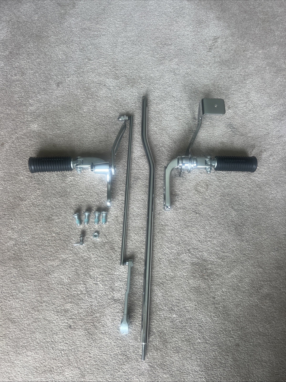 2007-17 HARLEY DAVIDSON DYNA OEM CHROME FORWARD CONTROLS WITH MOUNTING HARDWARE 2007-17 HARLEY DAVIDSON DYNA OEM CHROME FORWARD CONTROLS WITH MOUNTING HARDWARE
