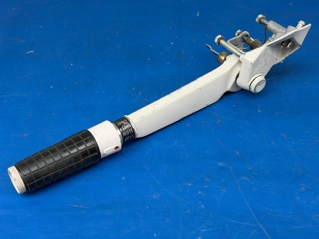 1964-1973 Evinrude Johnson 9.5hp 380890 Tiller Steering Handle W/Bracket 385772