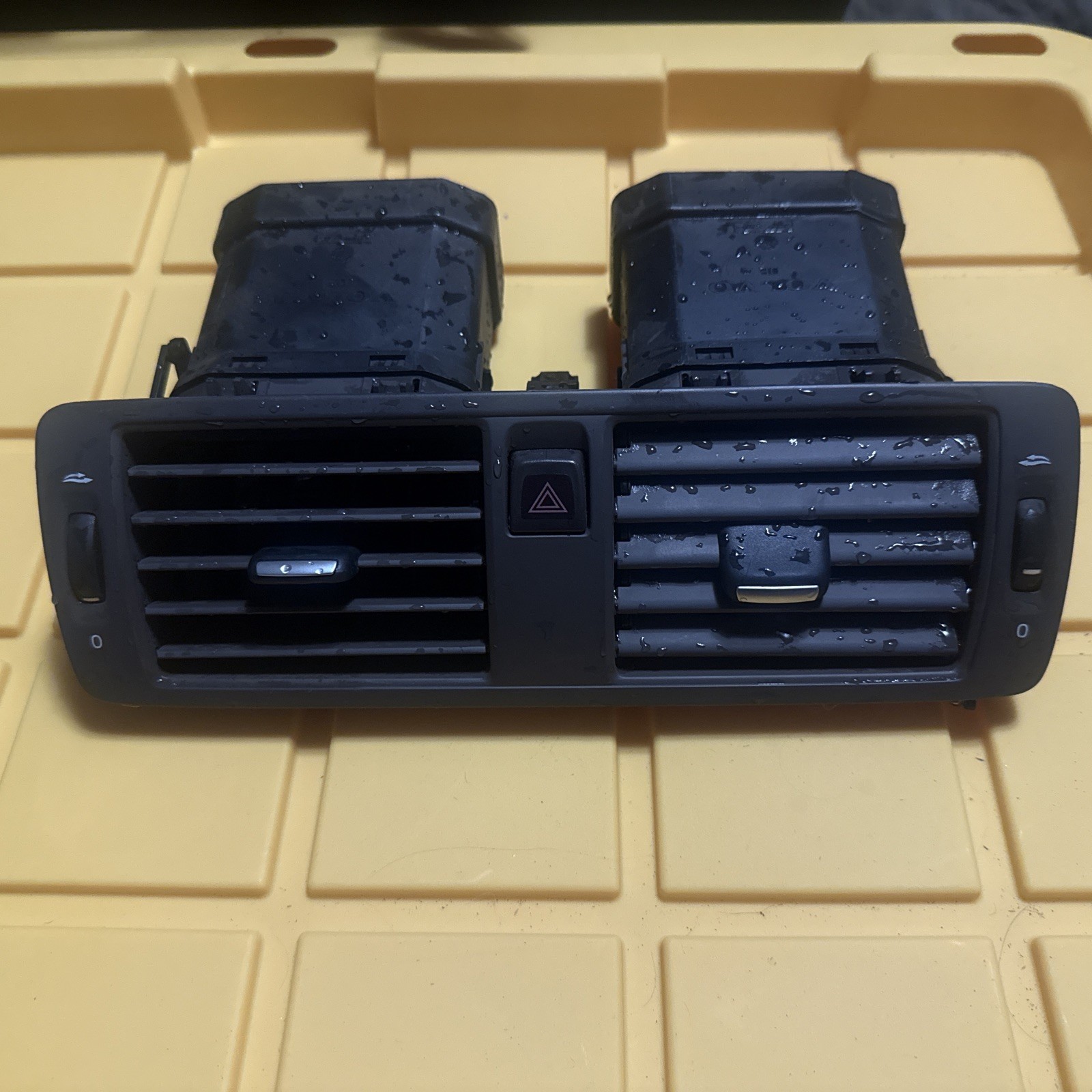 2009 Volvo S40 Center Dash AC Vents 2009 Volvo S40 Center Dash AC Vents