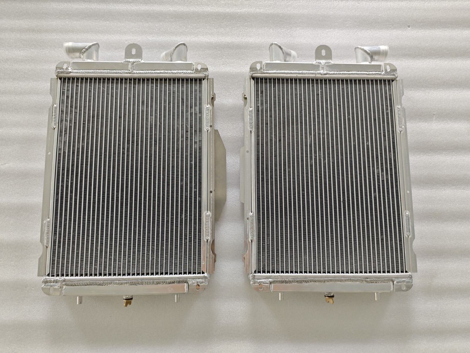 Aluminum Radiators for Ferrari F355 355 3.5L 1994-1999 Left & Right side Aluminum Radiators for Ferrari F355 355 3.5L 1994-1999 Left & Right side