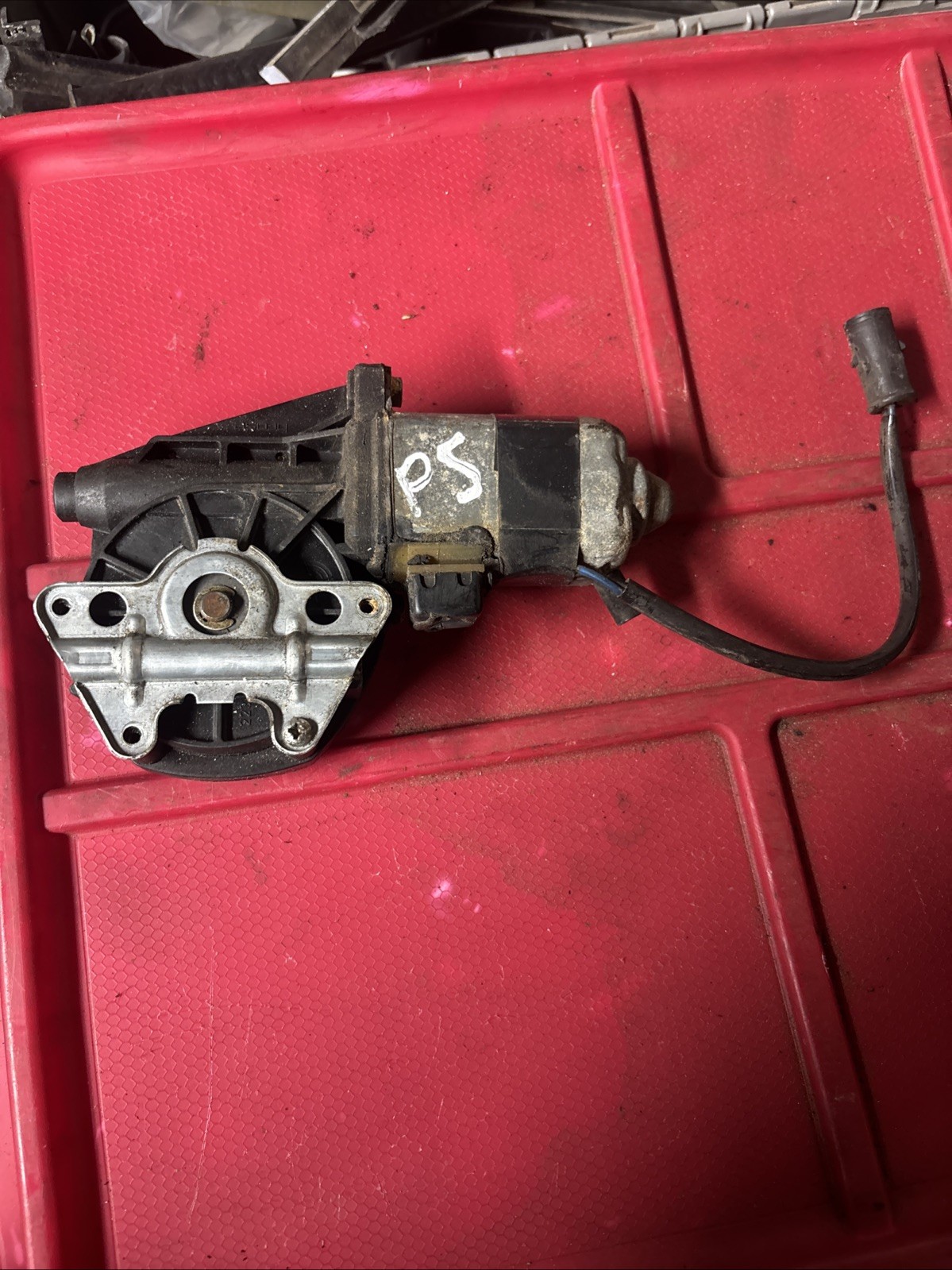 BMW E30 3-Series Early Factory Passenger SideWindow Lifter Drive Motor 1984-1988 BMW E30 3-Series Early Factory Passenger SideWindow Lifter Drive Motor 1984-1988