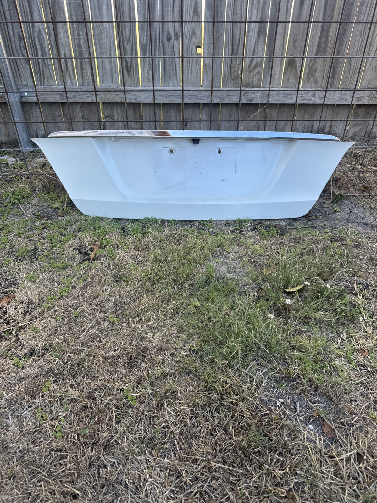 2011-2016 Hyundai Equus Trunk Lid Panel License Molding Trim White With Camera 2011-2016 Hyundai Equus Trunk Lid Panel License Molding Trim White With Camera