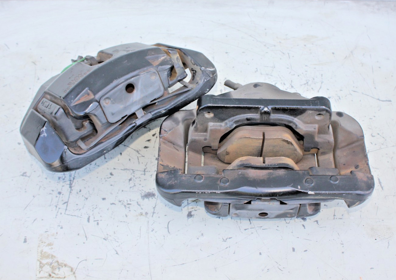 OEM front left + right brake calipers for 2008-2010 BMW 135i Convertible e88 OEM front left + right brake calipers for 2008-2010 BMW 135i Convertible e88