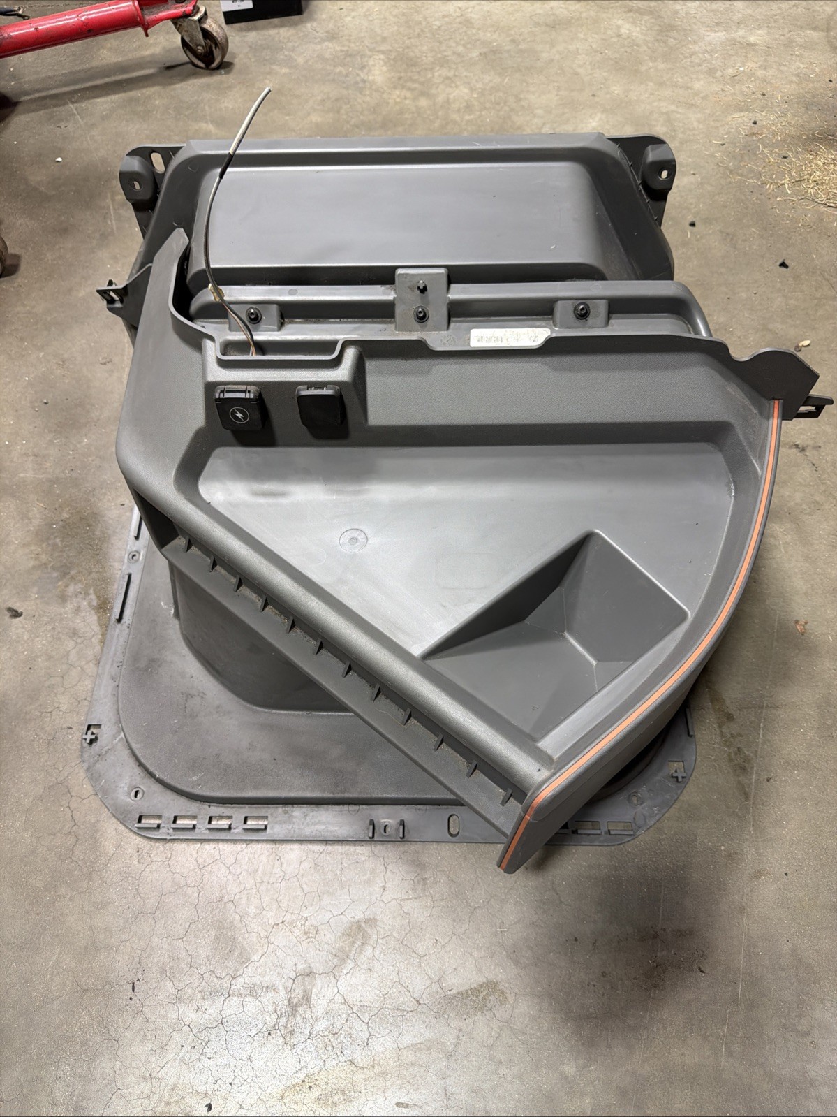 2019-2023 VOLVO VNL 760 D13 12.8L ENGINE COVER LARGE LID 82758846 OEM