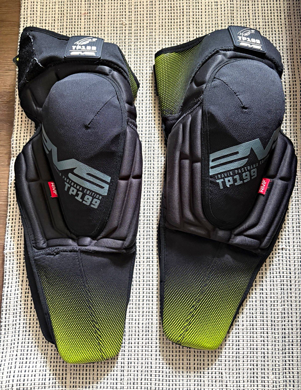 EVS TP199 Knee Guard Set S/M Black/Green Adjustable Motocross 2pc EVS TP199 Knee Guard Set S/M Black/Green Adjustable Motocross 2pc