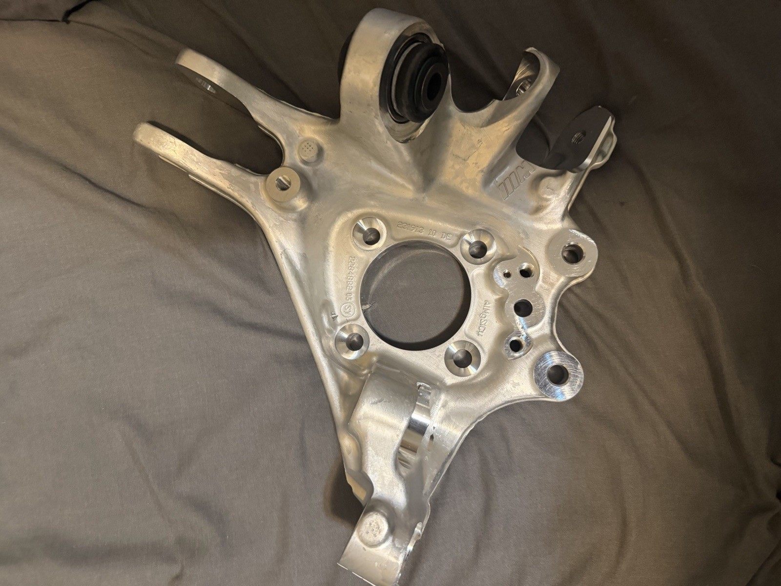 (BRAND NEW) 2015-2021 BMW M3 M4 WHEEL CARRIER (33-30-2-284-796)