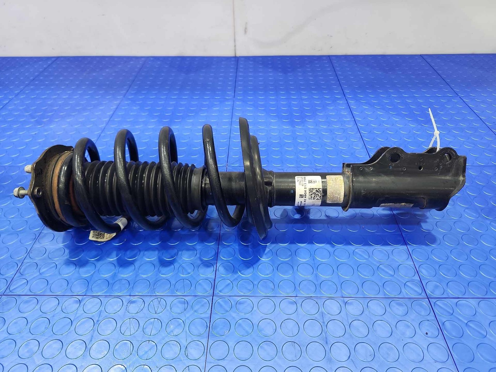 17-25 Cadillac XT5 AWD Front Strut Assembly Left Driver Side OEM 84049732
