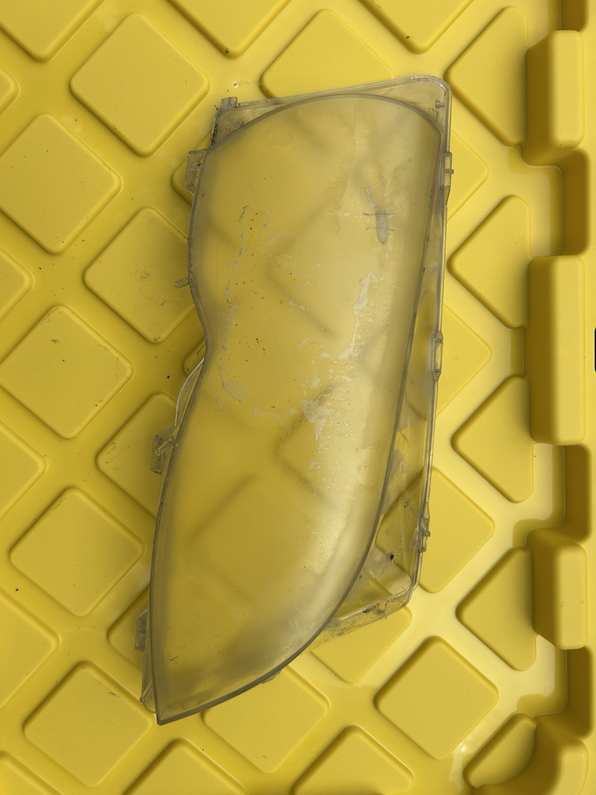 Headlight Lens Cover BMW 330i Sedan E46, fits Many E46 Models. Fair Condition Headlight Lens Cover BMW 330i Sedan E46, fits Many E46 Models. Fair Condition