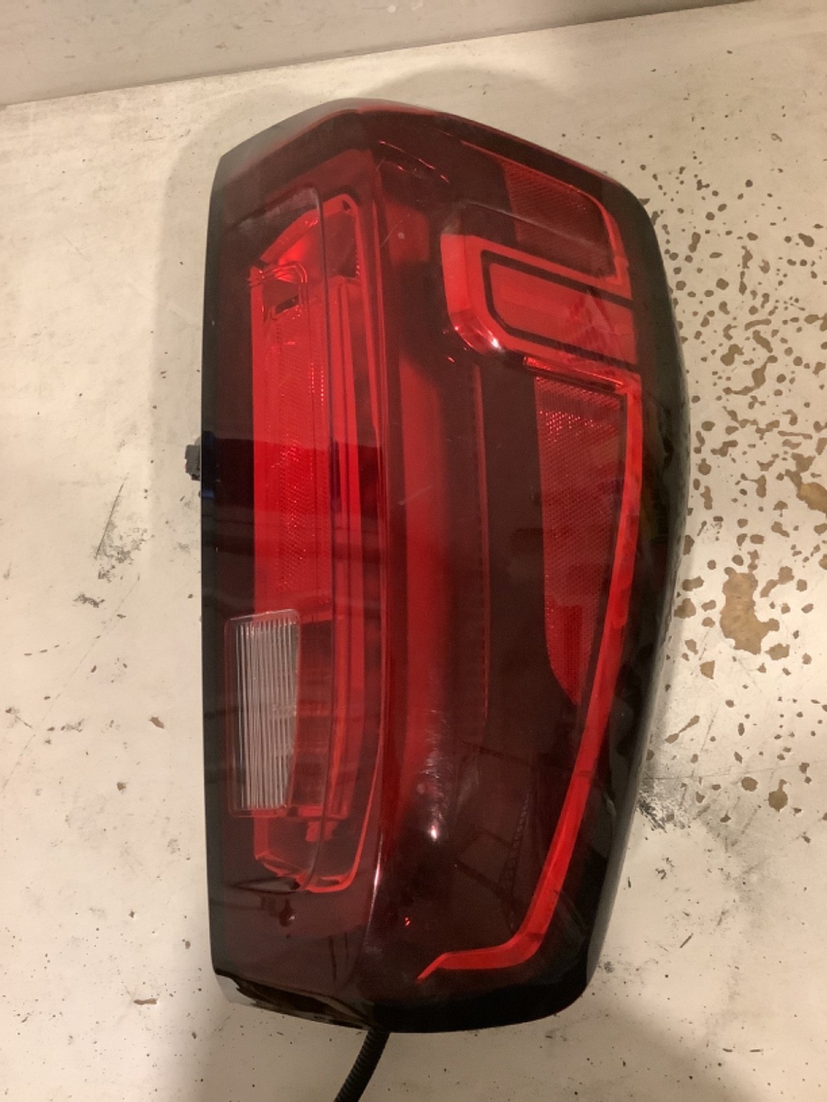 2019-2023 GMC SIERRA 1500 2500 3500 RH TAIL LIGHT OEM P/N-85115892
