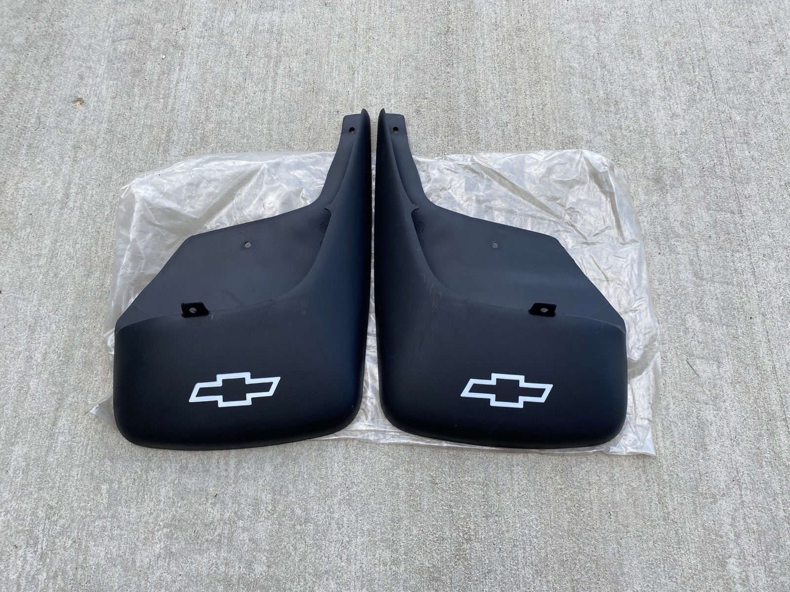 NOS GM 2002-2009 Chevy Trailblazer Front Splash Guards Mud Flaps 12497726 NOS GM 2002-2009 Chevy Trailblazer Front Splash Guards Mud Flaps 12497726