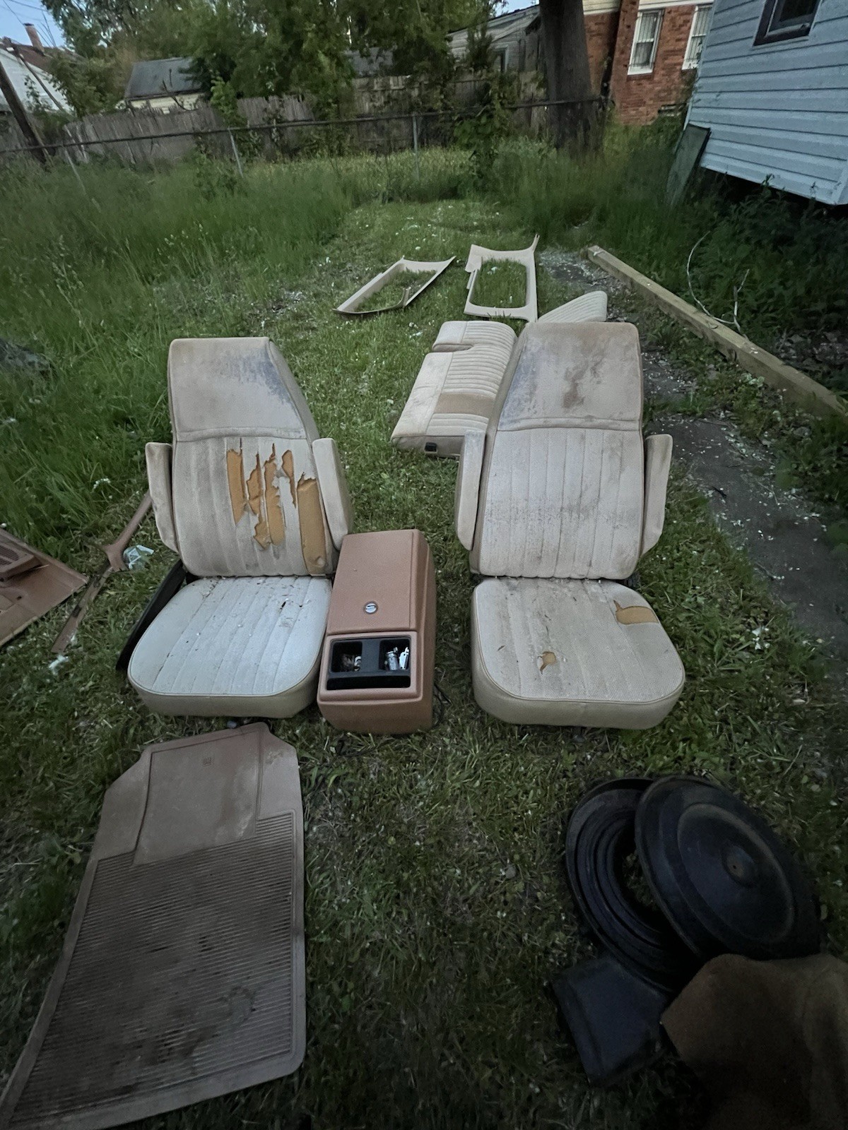 1988-1994 GMC Suburban 1500 Gray Cloth Front Bucket Seats w/Console **SEE PICS** 1988-1994 GMC Suburban 1500 Gray Cloth Front Bucket Seats w/Console **SEE PICS**