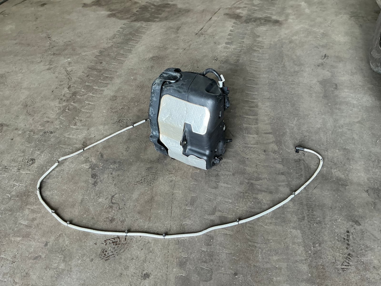 17-22 Ford F250 F350 6.7L Diesel DEF Fluid Tank Reservoir Assembly OEM 17-22 Ford F250 F350 6.7L Diesel DEF Fluid Tank Reservoir Assembly OEM