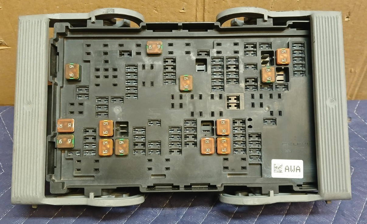 2010-2013 GMC Sierra Chevy Silverado Engine Fuse Relay Junction OEM 22798215