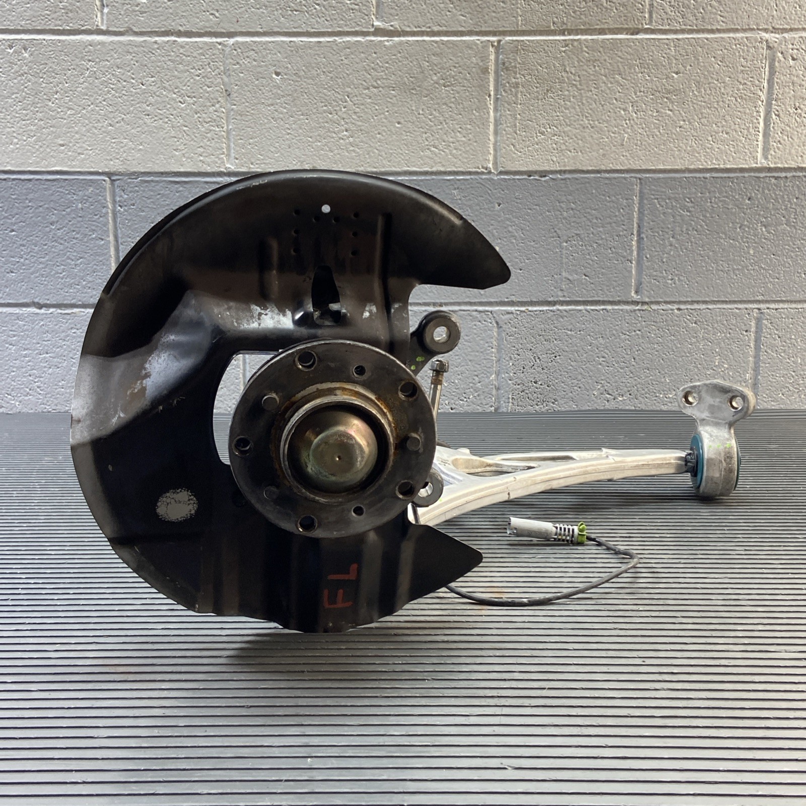1999-2008 BMW M3 E46 Steering Knuckle Spindle Carrier Wheel Hub Front Left OEM