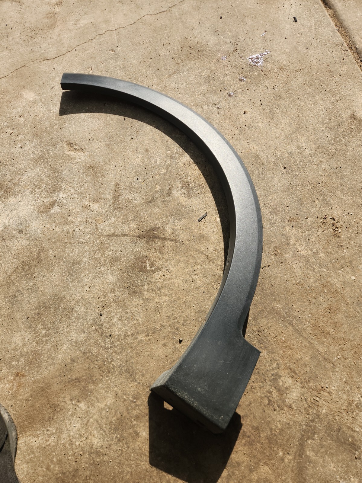 2016 - 2020 Kia Sorento Front Left Side Fender Wheel Arch Flare Molding OEM 2016 - 2020 Kia Sorento Front Left Side Fender Wheel Arch Flare Molding OEM