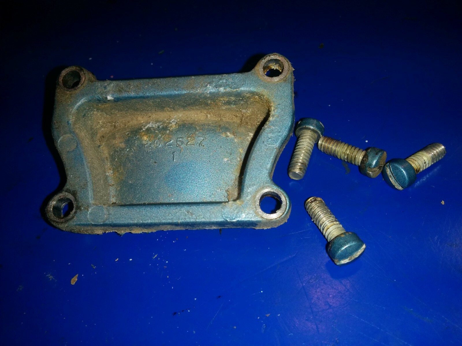 0202527  cover  yy 202527 0304889 0333677 screws 7.5hp 75 7520 Johnson Evinrude