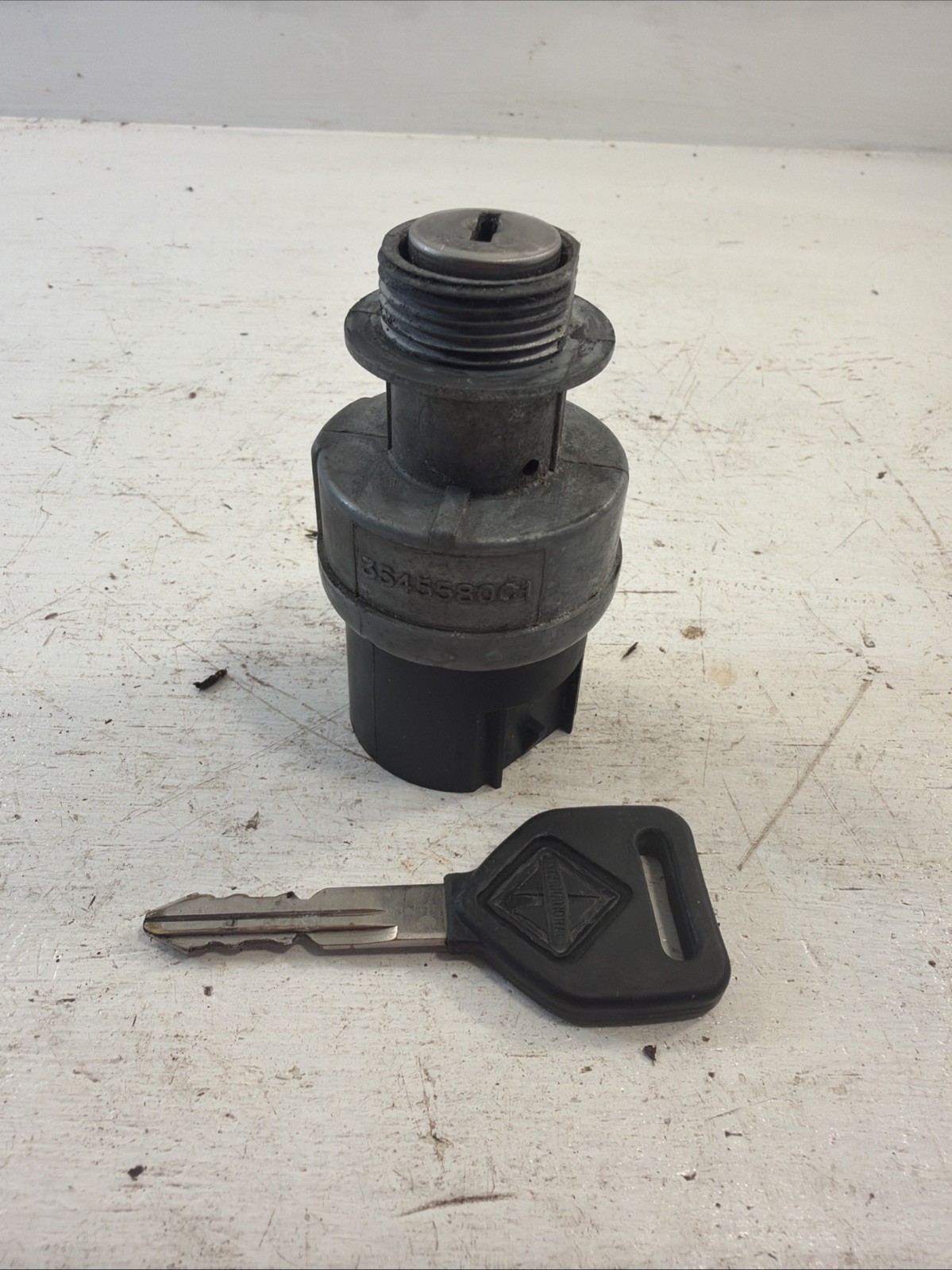 Used Genuine OEM International 3545580C1 Semi Truck Ignition Switch With Key Used Genuine OEM International 3545580C1 Semi Truck Ignition Switch With Key