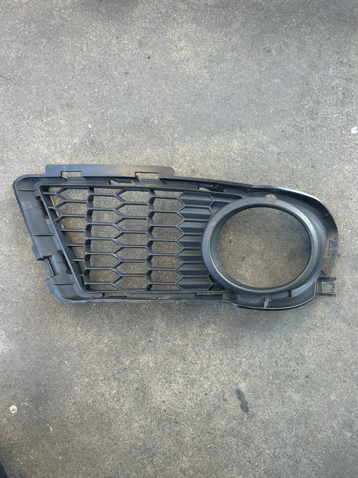 2011 - 2013 BMW 3 SERIES E92 E93 RIGHT PASSENGER FOG LIGHT GRILLE COVER OEM
