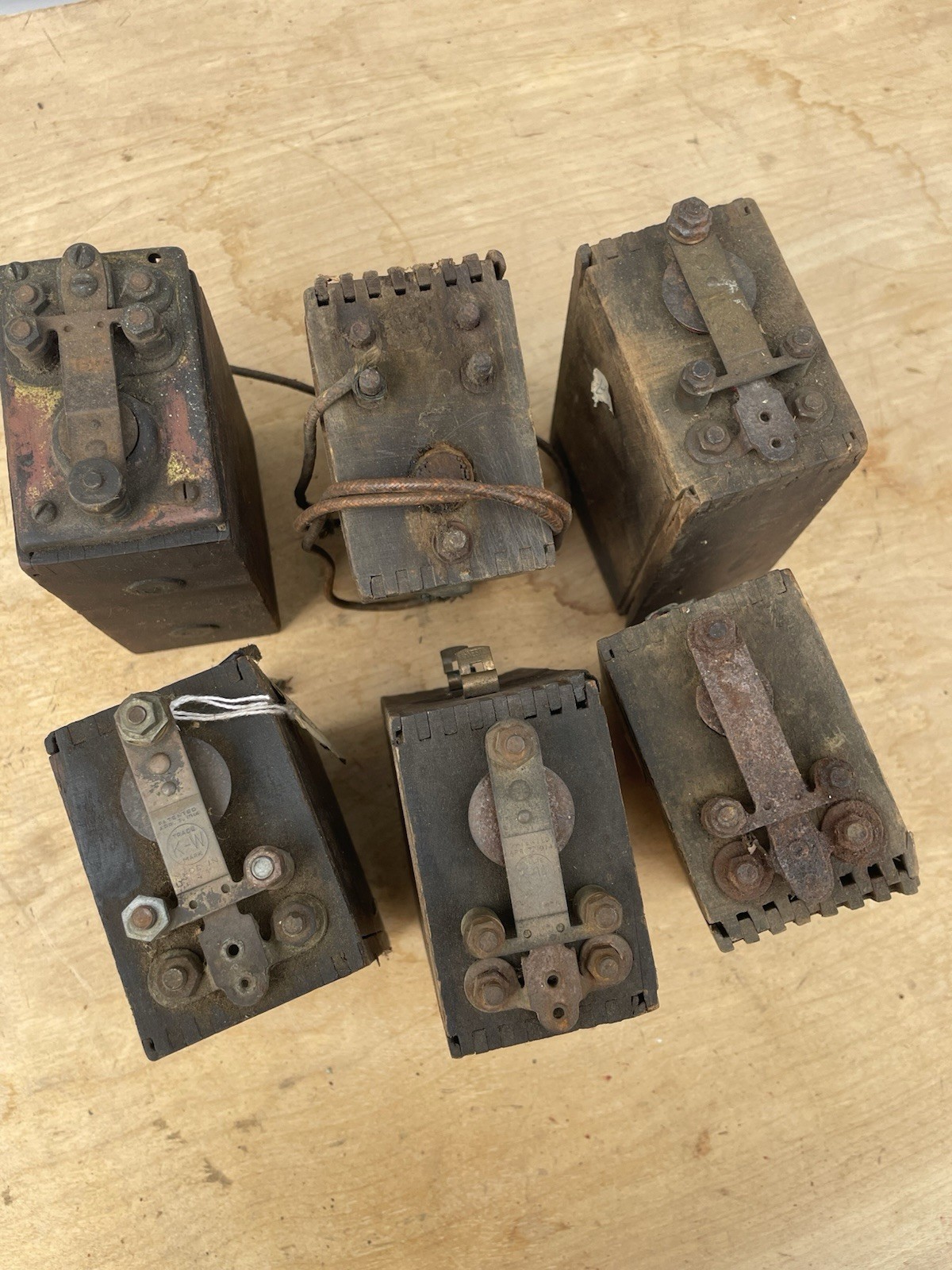 LOT OF 6 VINTAGE ANTIQUE FORD MODEL T IGNITION COILS BUZZ BOX AS IS FOR REPAIR LOT OF 6 VINTAGE ANTIQUE FORD MODEL T IGNITION COILS BUZZ BOX AS IS FOR REPAIR