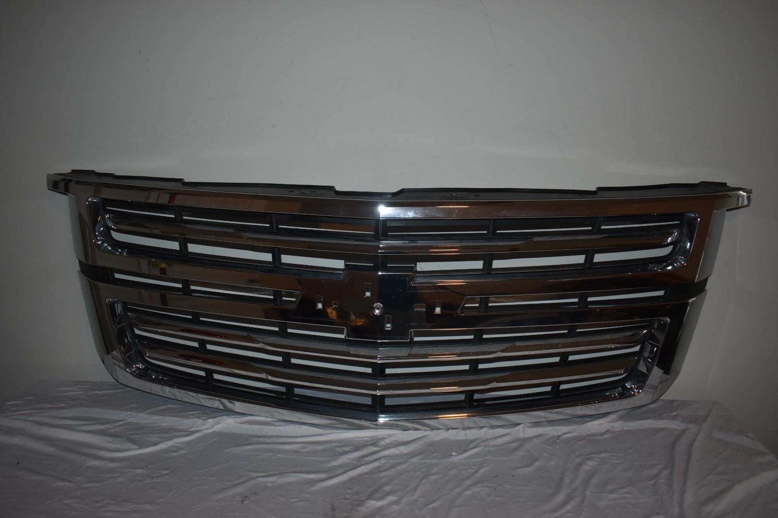2015-2020 CHEVROLET TAHOE LS GRILLE OEM 84724084