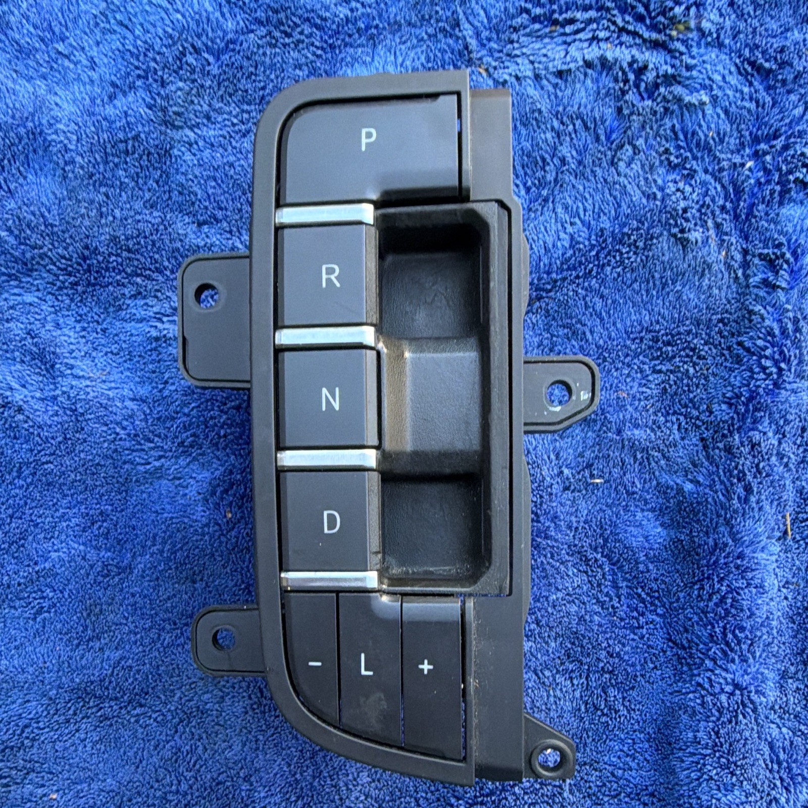 2022 CHEVROLET TAHOE Automatic Transmission Shifter Gear Selector Switch OEM 2022 CHEVROLET TAHOE Automatic Transmission Shifter Gear Selector Switch OEM