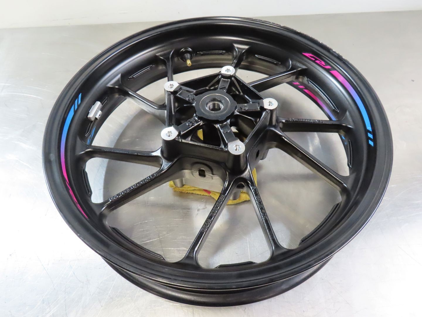 EB1458 2024 24 YAMAHA R7 FRONT WHEEL RIM BENT 17X3.5