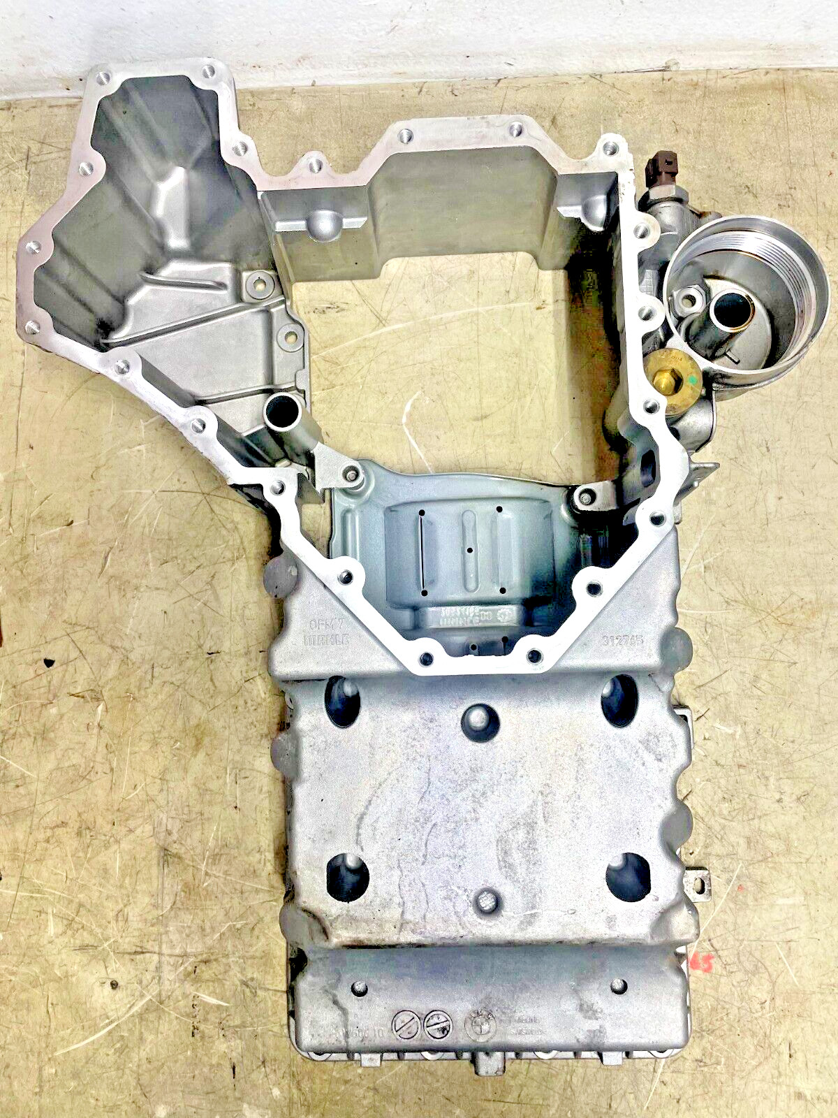 13 - 17 BMW 650 750i 4.4L V8 TWIN TURBO  - UPPER OIL PAN 7605524 17500610 OEM