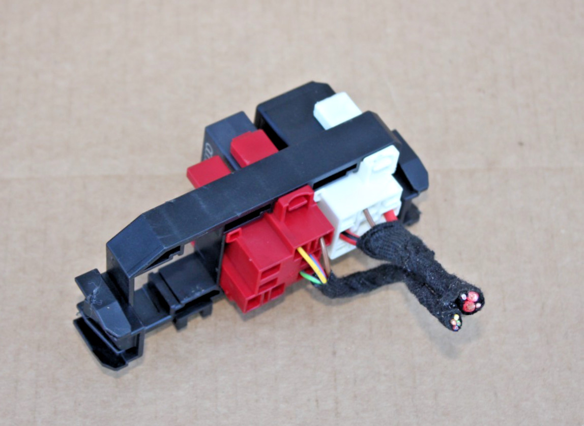 LAMBORGHINI HURACAN LP610 RELAY FUSE BOX RETAINER BRACKET 4G0937503 LAMBORGHINI HURACAN LP610 RELAY FUSE BOX RETAINER BRACKET 4G0937503