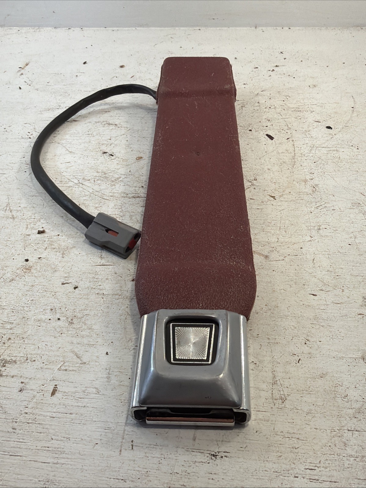 NOS OEM 79-86 MUSTANG LEFT LH FRONT SEAT BELT BUCKLE RECIEVER RED W/ SENSOR NEW NOS OEM 79-86 MUSTANG LEFT LH FRONT SEAT BELT BUCKLE RECIEVER RED W/ SENSOR NEW