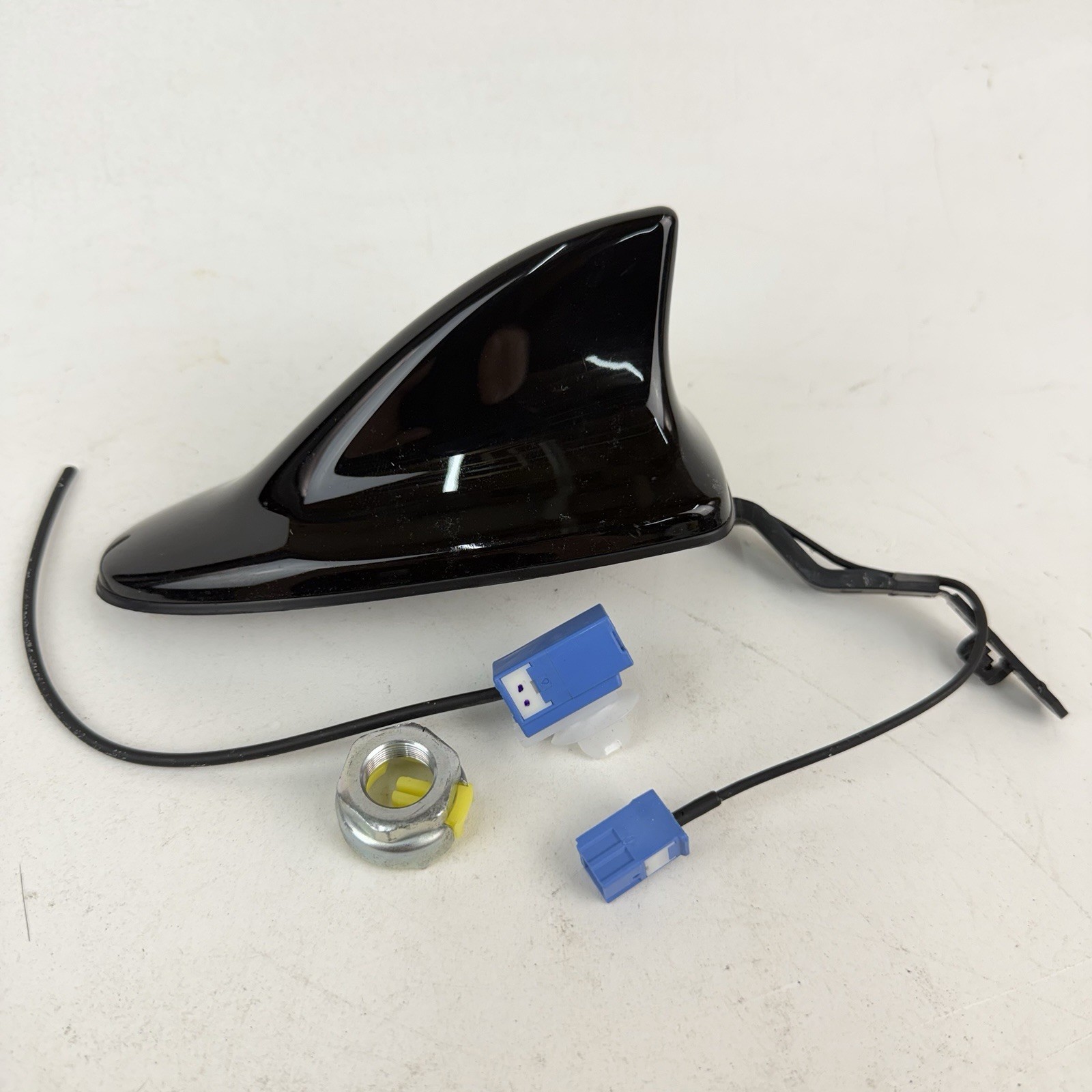 2010-2019 Toyota Sequoia Roof Antenna Shark Fin Black Paint Code 202 OEM 2010-2019 Toyota Sequoia Roof Antenna Shark Fin Black Paint Code 202 OEM