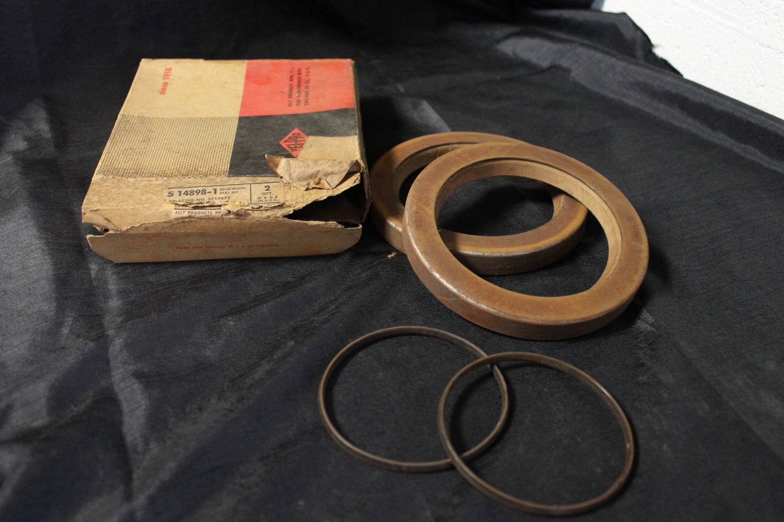 NOS Fel-Pro Chevy Truck 1 1/2 Ton Rear Wheel Seal Kit S 14898-1 1954-59 (26*) NOS Fel-Pro Chevy Truck 1 1/2 Ton Rear Wheel Seal Kit S 14898-1 1954-59 (26*)
